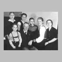 022-1068 Franz Scheffler, Gut Karpau, mit seinen Kindern im Jahre 1949. Ehefrau Annemarie verstarb am 03. Juni 1945 in Kopenhagen.jpg